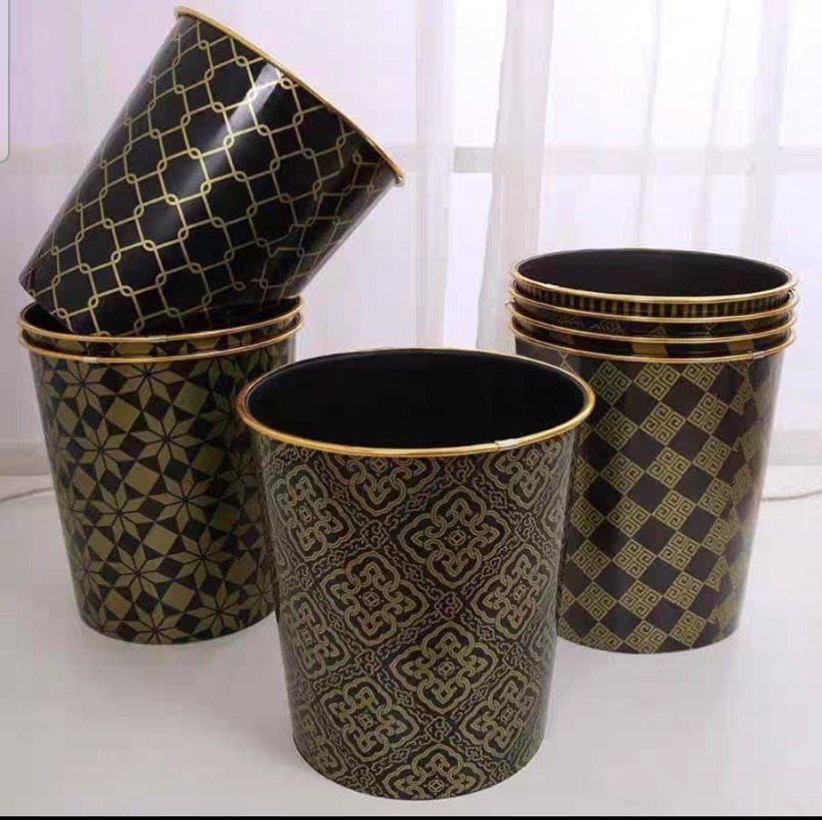 Durable plastic trash can 
